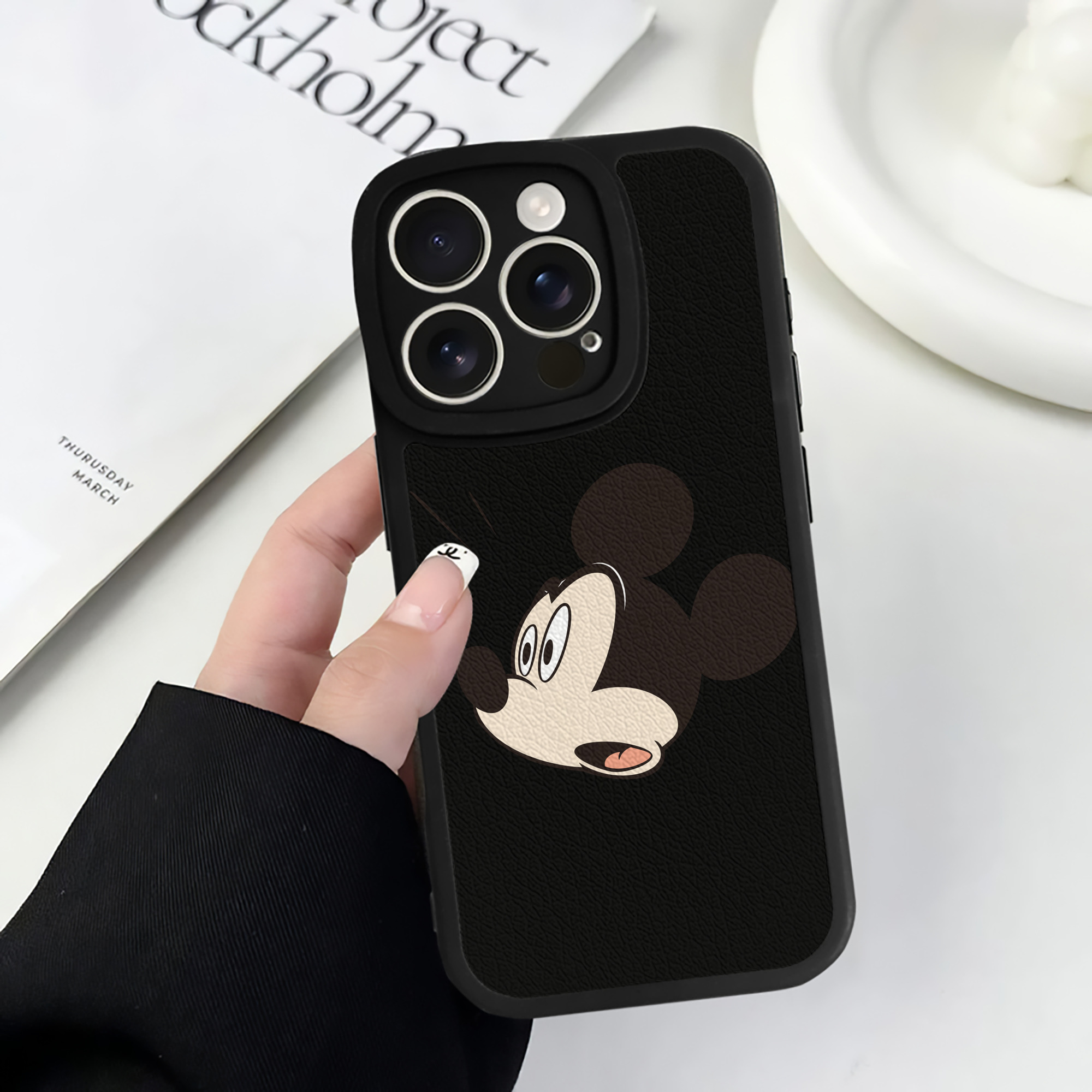 （画像用） ミッキーマウス Mickey Mouse 【iPhone 16シリーズ対応】シリコンスマホケース（レザー調） 材質：シリコン